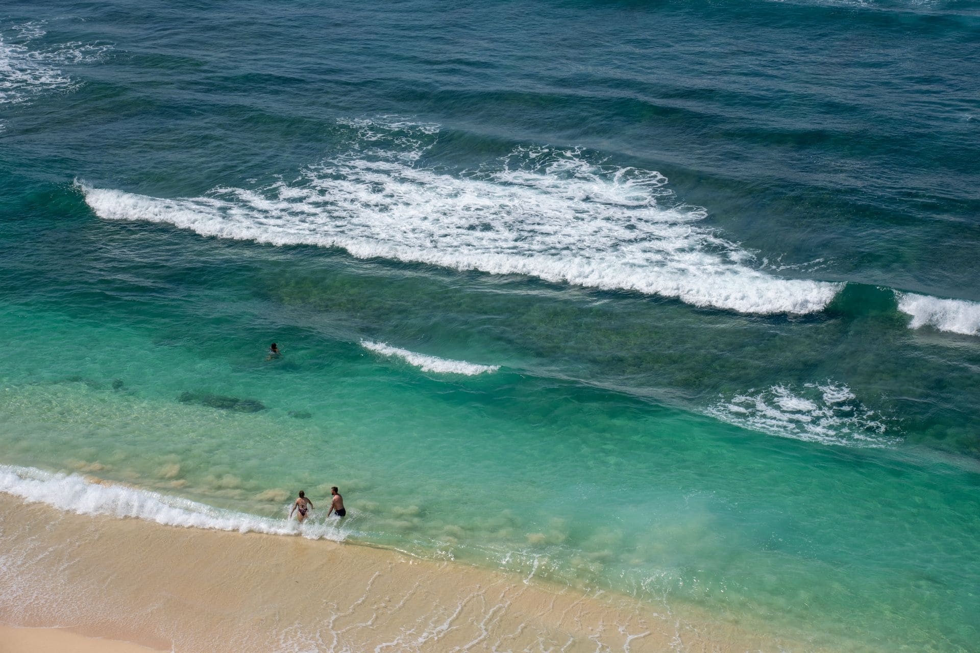 Vista aérea espectacular de la preciosa costa turquesa de Bali, Indonesia
