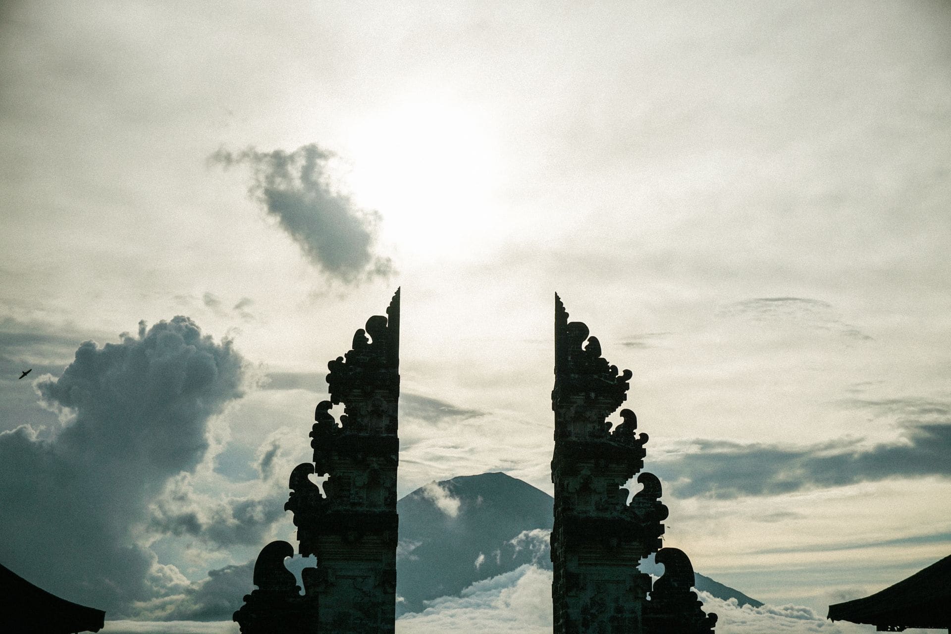 Silueta de las icónicas puertas de Pura Lempuyang con un cielo espectacular en Bali, Indonesia